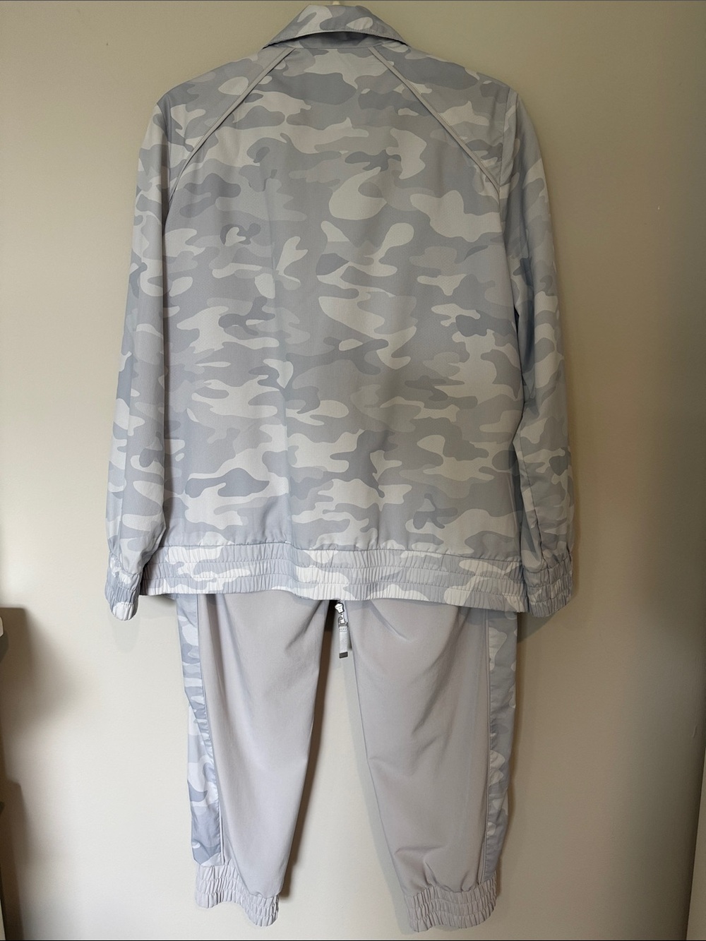 Chicos Light Gray Camo Zip Bomber Jacket and Joggers Two Piece Set Size 2 10/12 - Picture 5 of 10